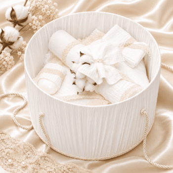 Trusou de botez premium din muselină alb ivory, decorat cu dantelă fină și funde elegante, perfect pentru o ceremonie rafinată și memorabilă.