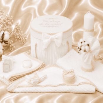 Set complet pentru botez cu cutie cilindrică personalizată, lumânare decorată manual și accesorii delicate în nuanțe crem și alb perlat.