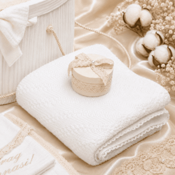 Set complet pentru botez cu cutie cilindrică personalizată, lumânare decorată manual și accesorii delicate în nuanțe crem și alb perlat.