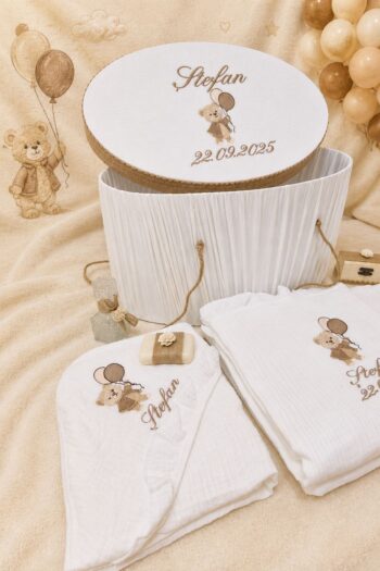 Set botez băiat muselină albă cu cufăr și broderie personalizată